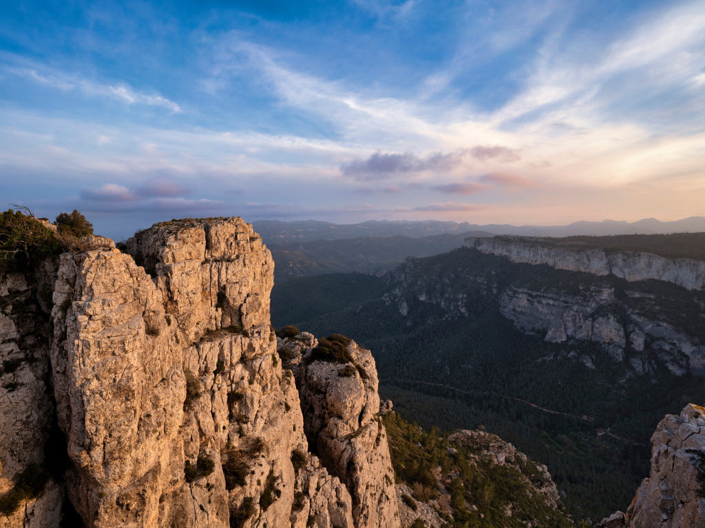 Красивый вид с высокого утеса в лучах солнца 