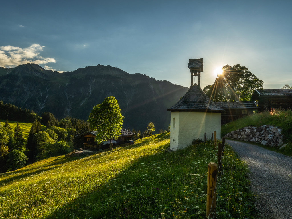 Красивый вид на покрытые зеленью горы в лучах солнца