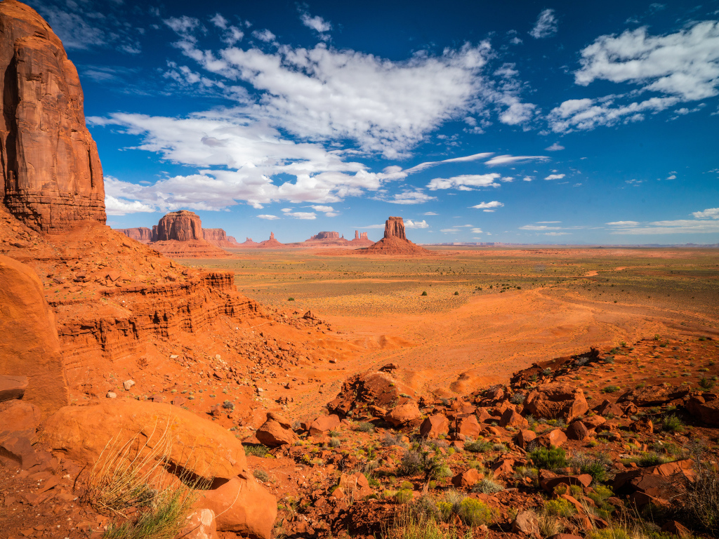 Глиняная гора под голубым небом