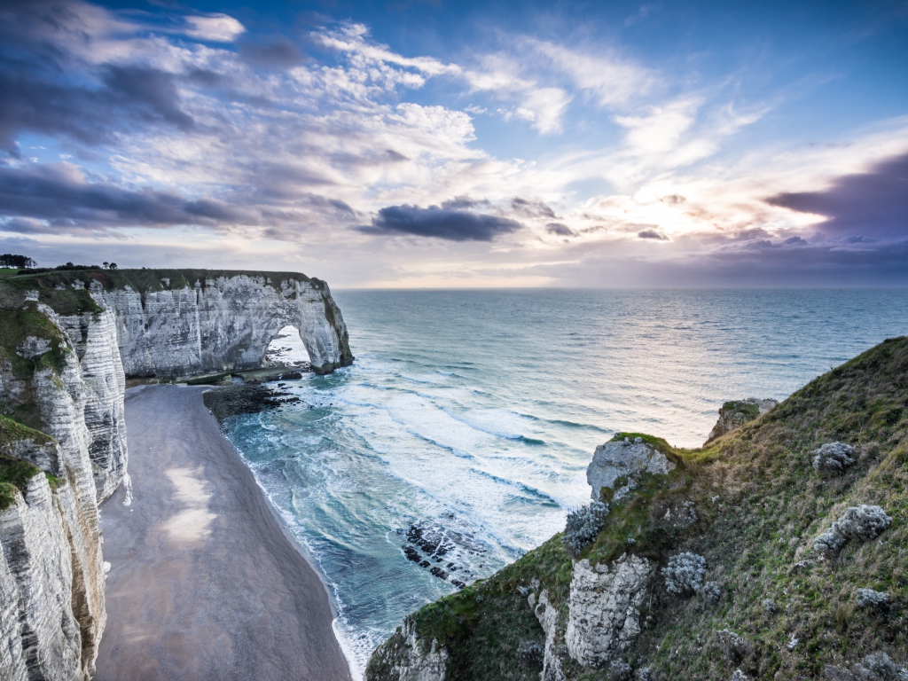 Крутые скалы на берегу океана на закате