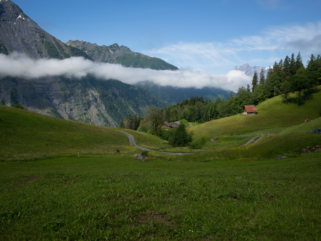 Швейцарские альпы в белых облаках 