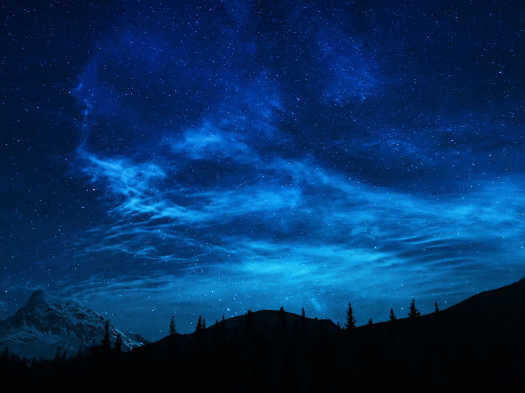 Красивое ночное небо над заснеженной горой