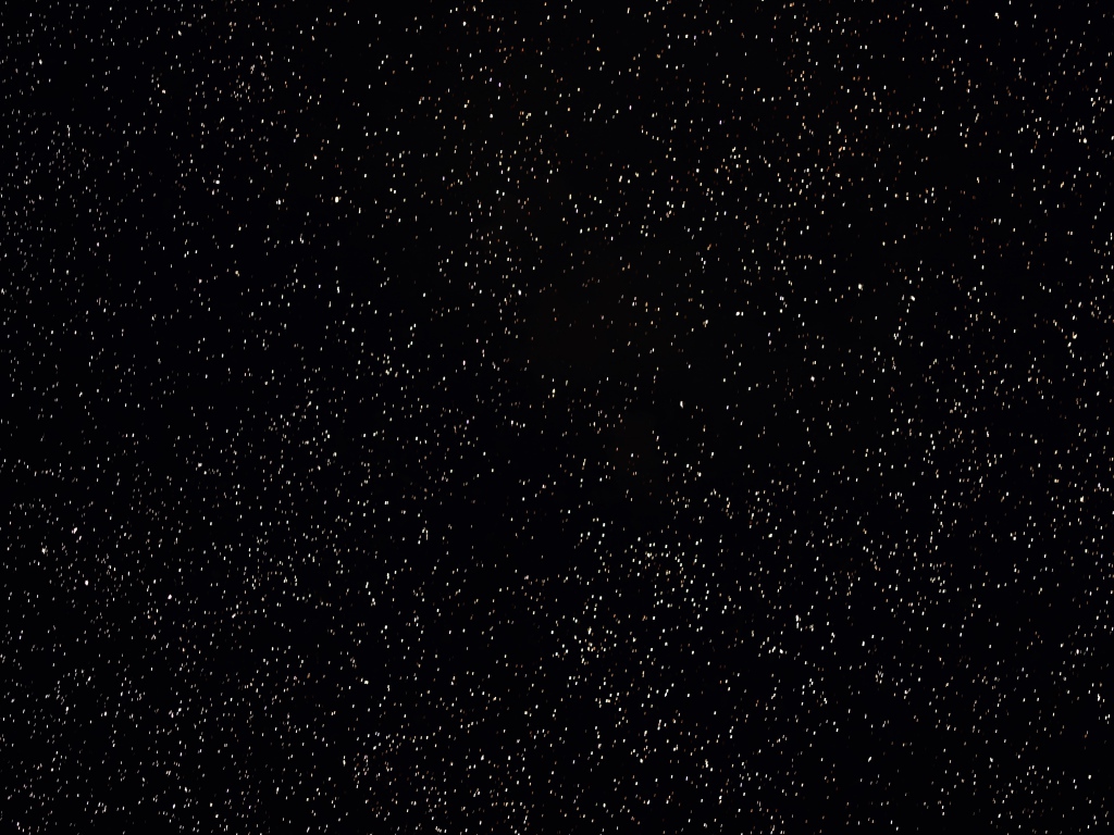 Яркие звезды в черном ночном небе