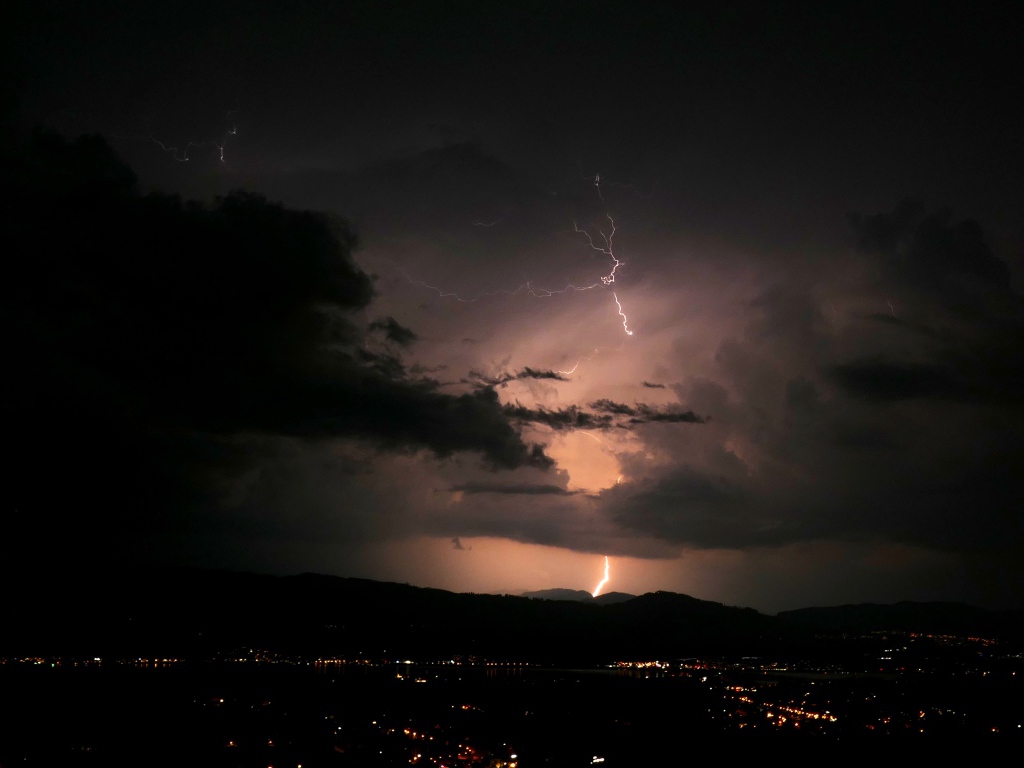 Яркое грозовое небо с молнией 