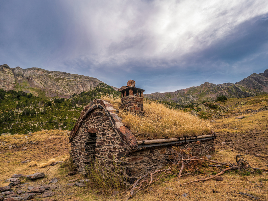 Маленький дом из камня покрыт мхом