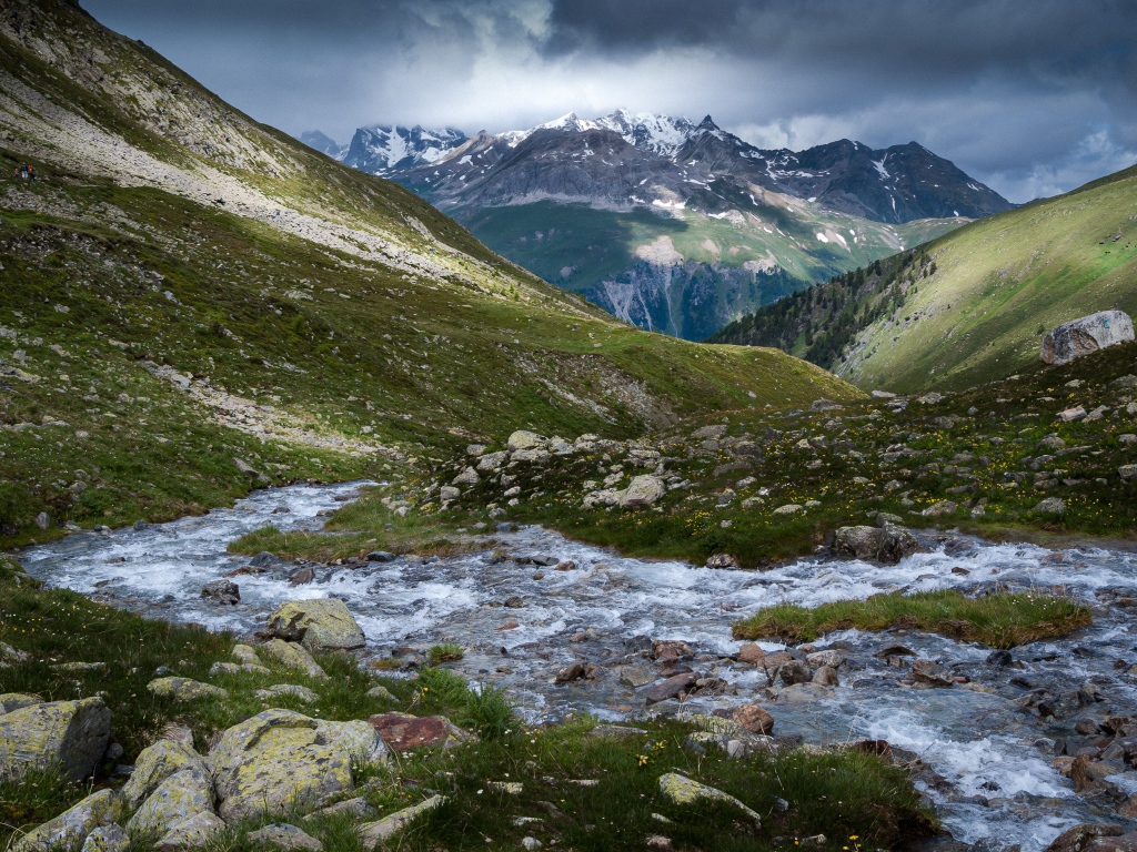 Быстрая горная река протекает между горами 