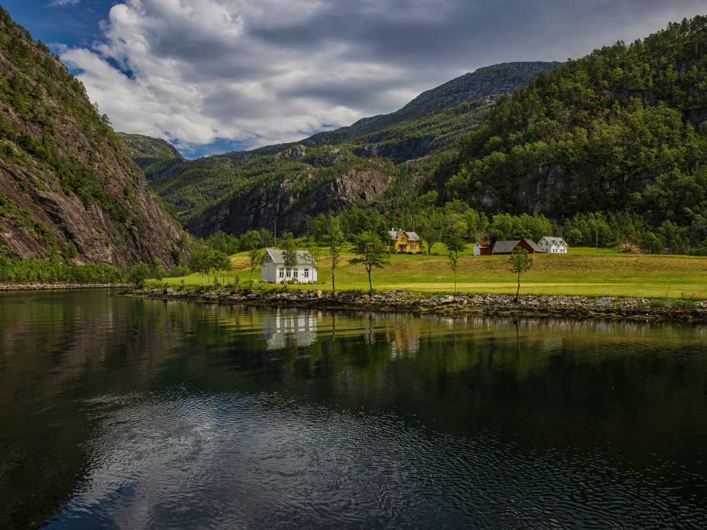 Глубокая река у высокой горы