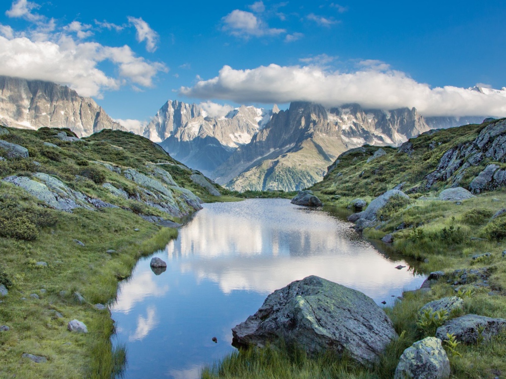 Озеро у больших горных массивов 