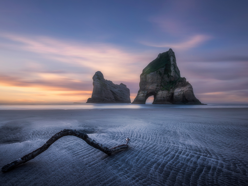 Скалы посреди заледеневшего озера