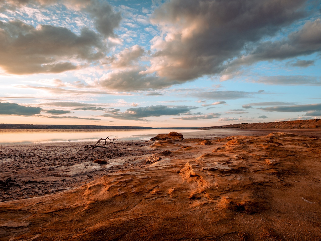 Каменный берег у реки под низким небом
