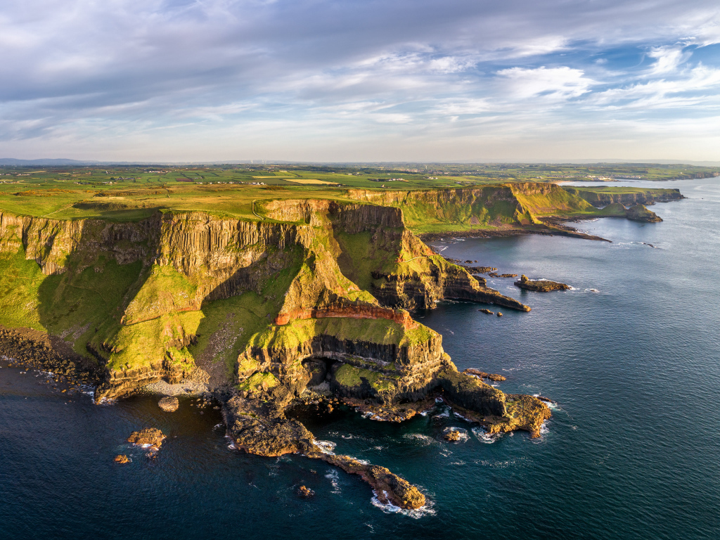 Красивый вид на зеленый утес у моря, Великобритания