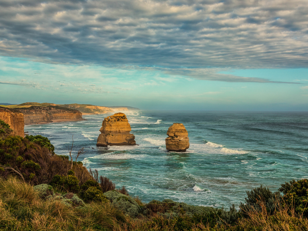 Красивый вид на скалистую береговую линию океана