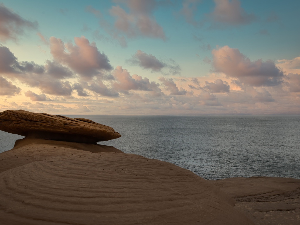 Большой камень на берегу моря 