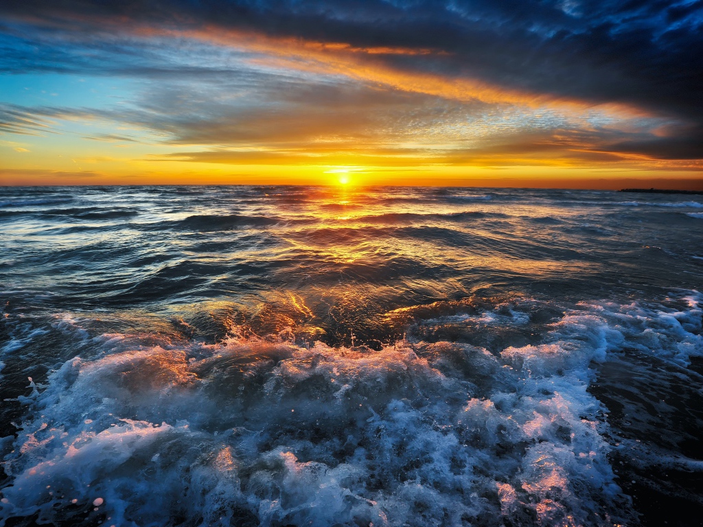 Волнующееся море на закате солнца 