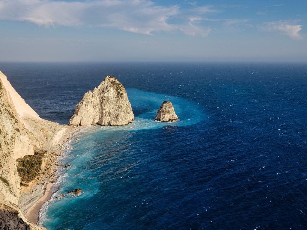 Обломки скалы в бескрайнем море 