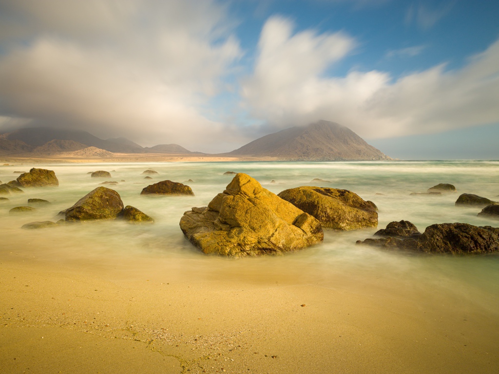Большие валуны на берегу моря в океане 