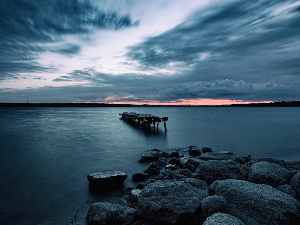 Большие камни на берегу у моря в сумерках 