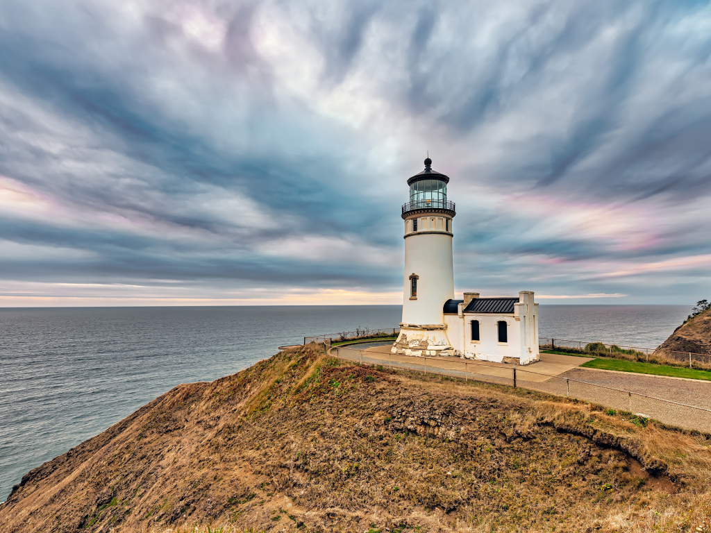 Маяк на берегу моря под красивым небом 