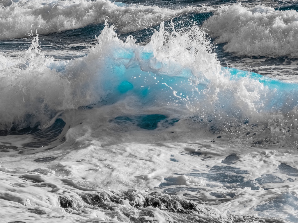 Бушующие морские волны с белой пеной 