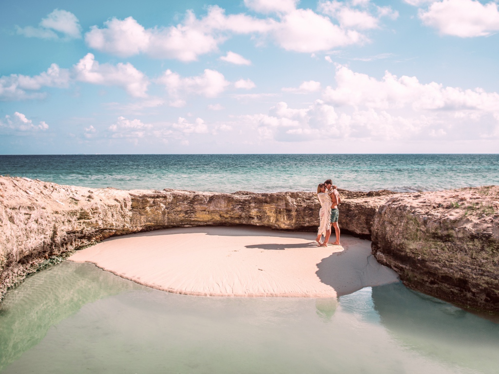 Каменное ограждение на морском пляже летом 