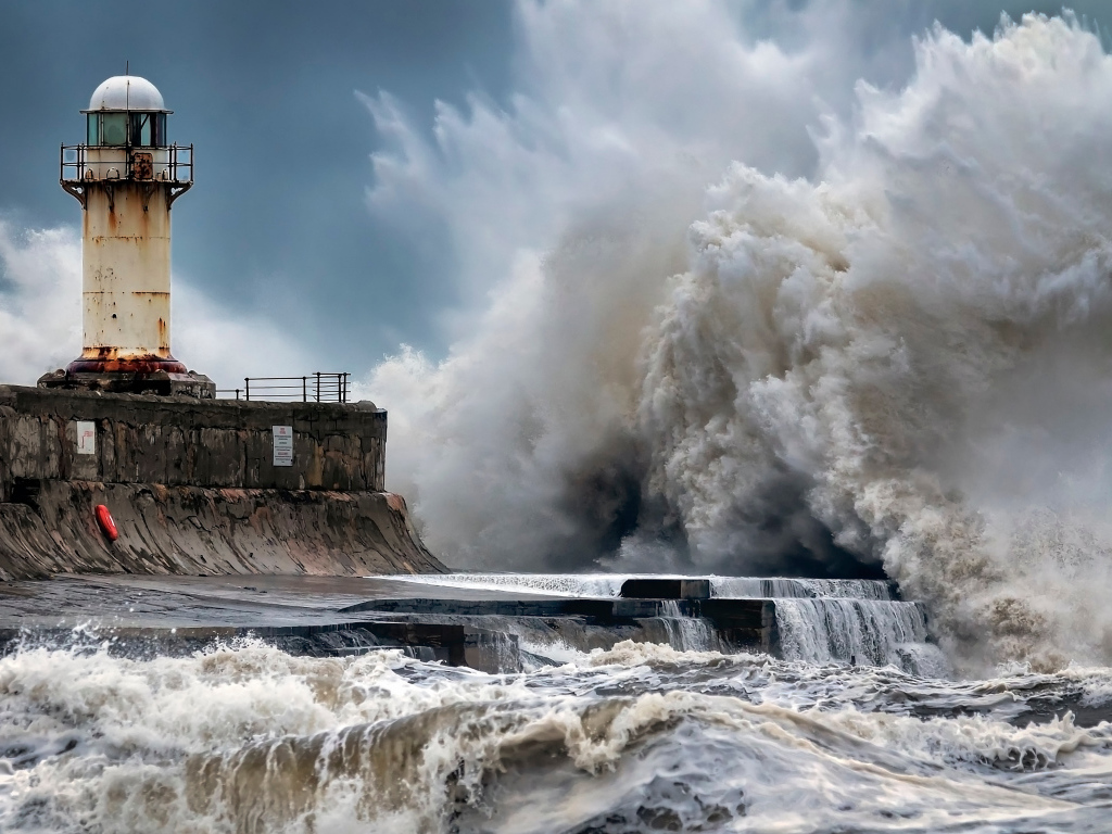 Штормовые волны бьются о маяк 