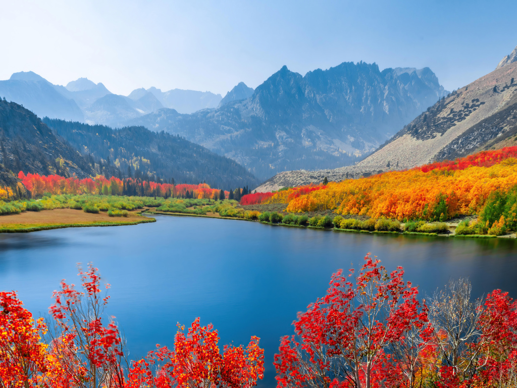 Красивый осенний пейзаж озера на фоне гор 