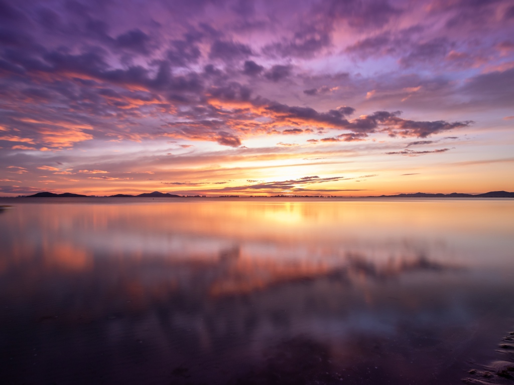 Красивый сиреневый закат над озером 
