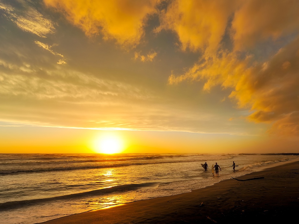 Красивый закат яркого солнца на горизонте у моря