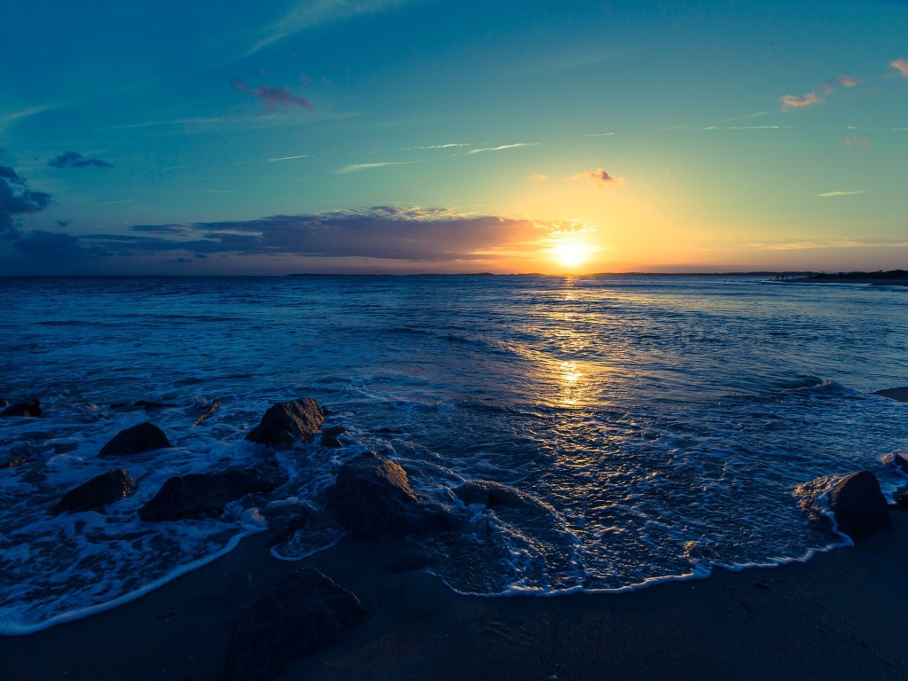 Красивый закат летнего солнца на морском побережье