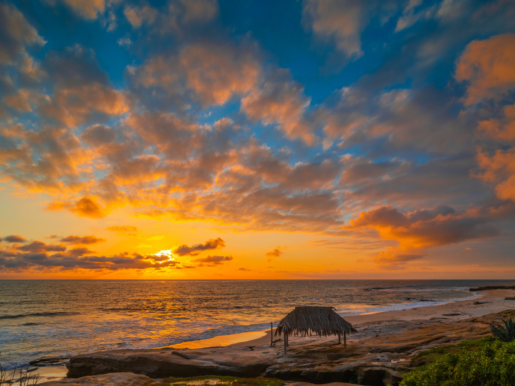 Красивый закат солнца над спокойным морем 