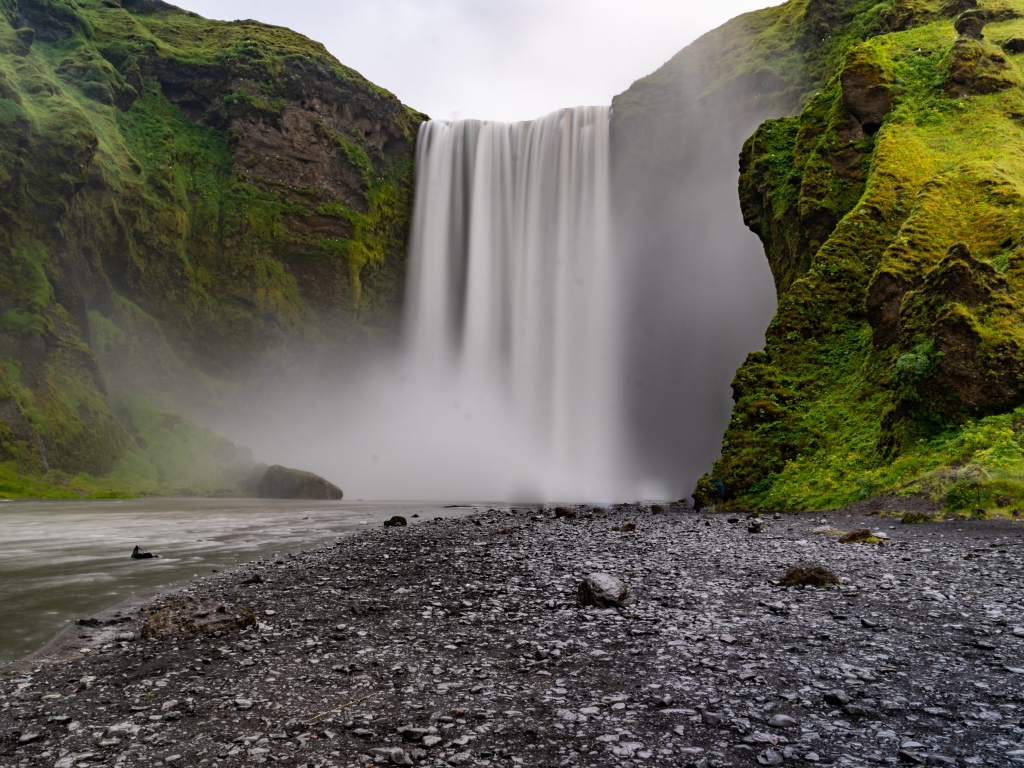 Быстрый холодный водопад стекает с утеса 