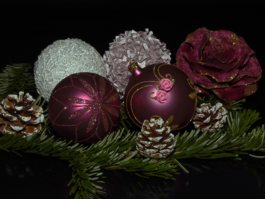 Красивые елочные игрушки с веткой на черном фоне 