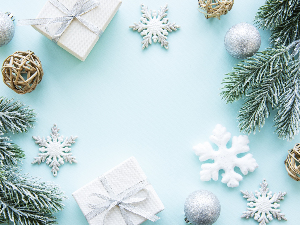 Красивый голубой фон с подарками и снежинками с еловой веткой на Рождество