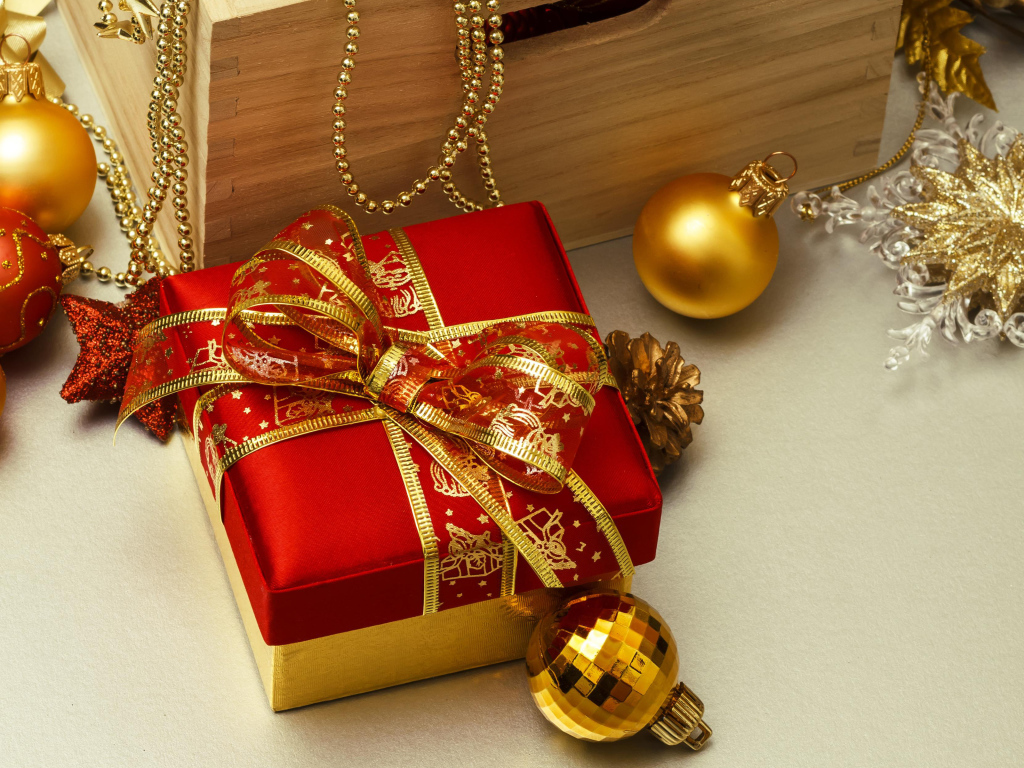 Большой подарок и елочные игрушки на новый год 2022 
