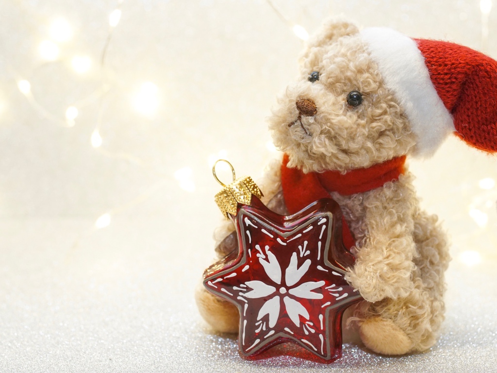 Новогодний медвежонок с елочной игрушкой 