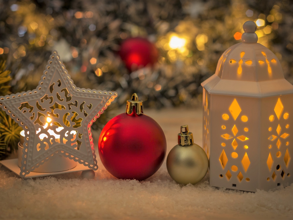 Фонарь, звезда и елочные игрушки на новый год 2022