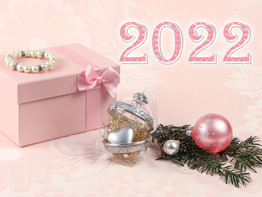 Розовый подарок и елочные игрушки на новый год 2022 