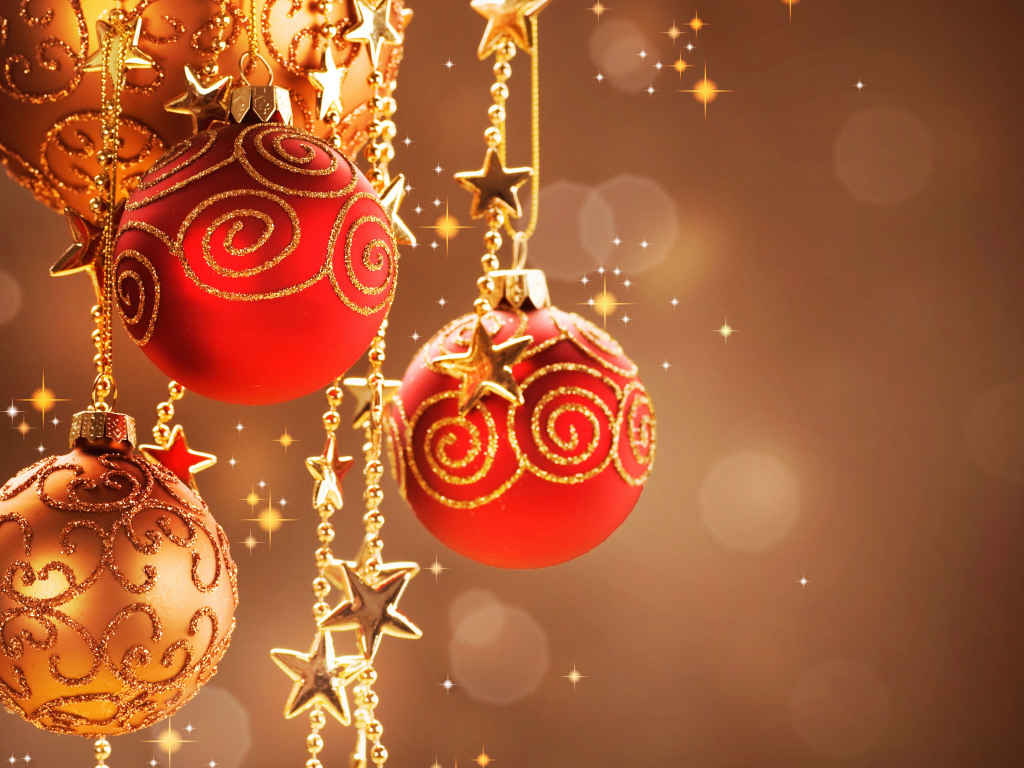 Красные и золотистые елочные шары на коричневом фоне