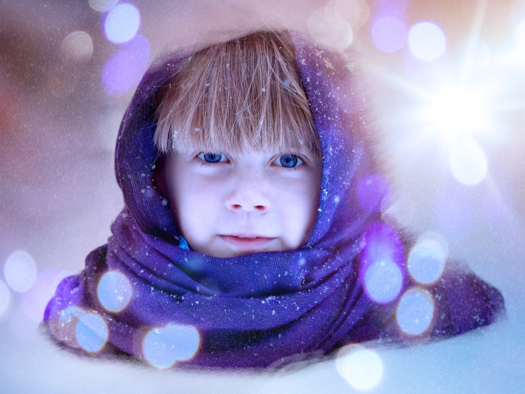 Голубоглазая девочка в синем платке 