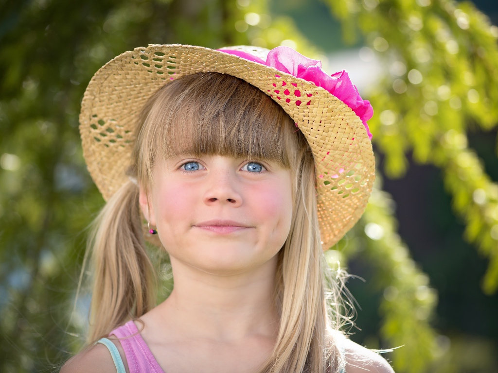 Голубоглазая девочка в соломенной шляпе
