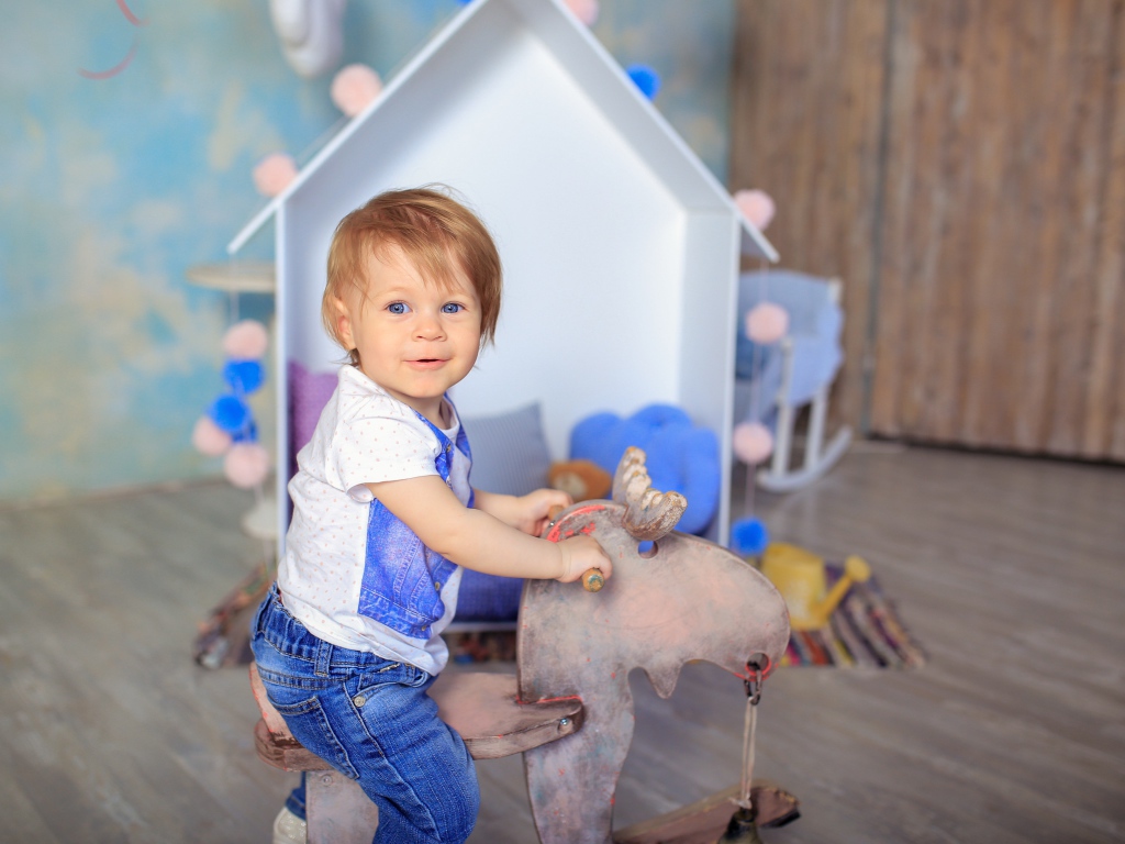 Маленький мальчик в игровой комнате