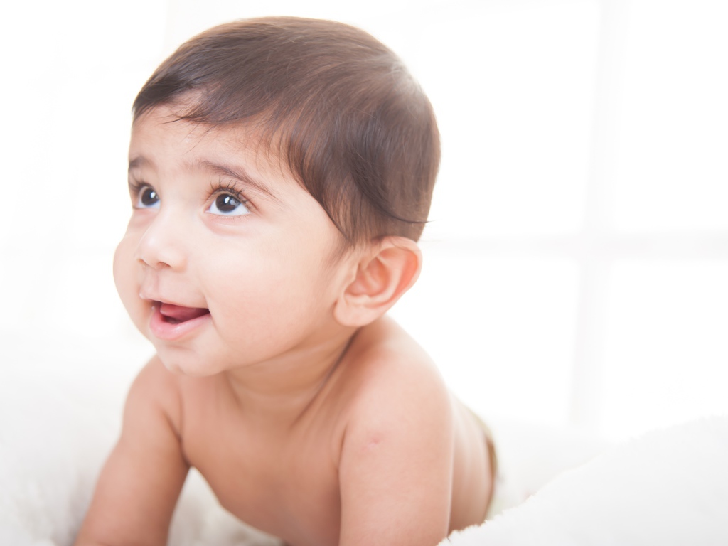 Маленький кареглазый мальчик на белом фоне 