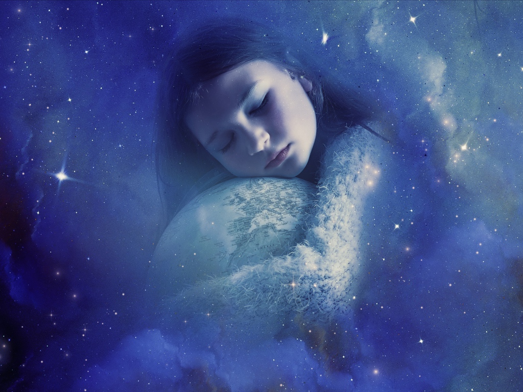 Маленькая девочка обнимает глобус во сне