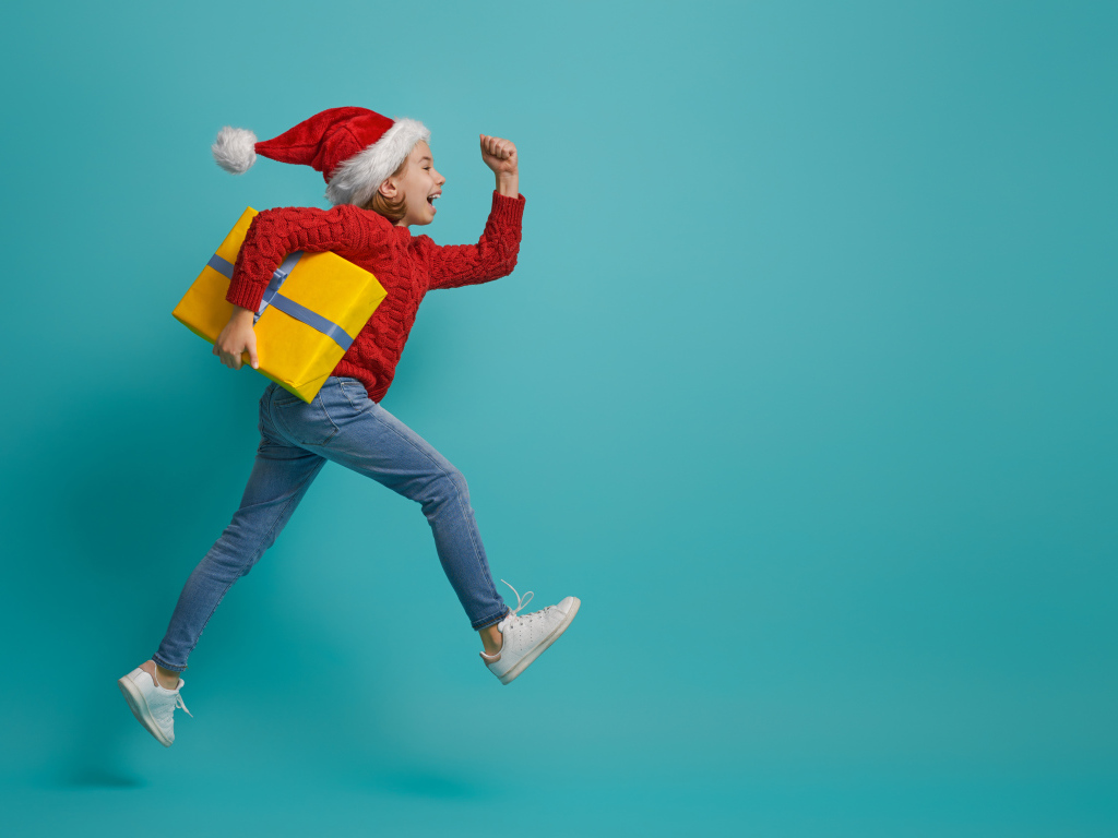 Маленькая девочка с подарком на голубом фоне 