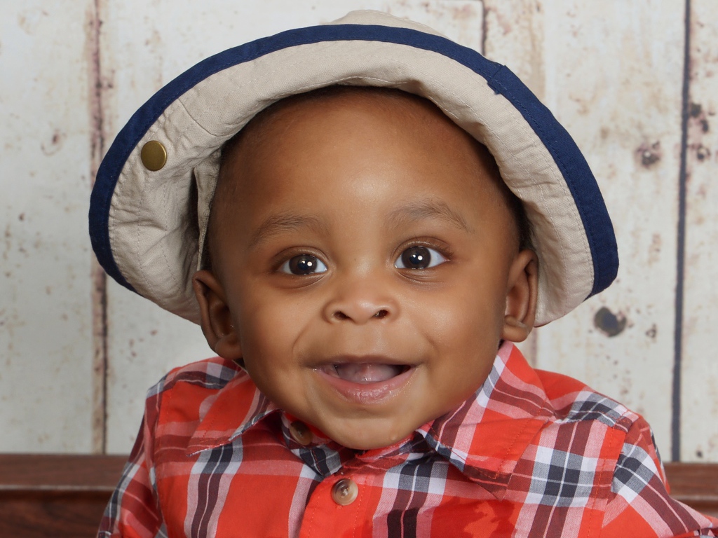 Улыбающийся темнокожий мальчик в панаме