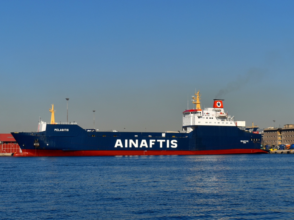 Грузовой танкер Ainaftis в гавани 