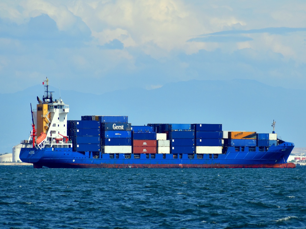 Грузовой танкер с контейнерами в море