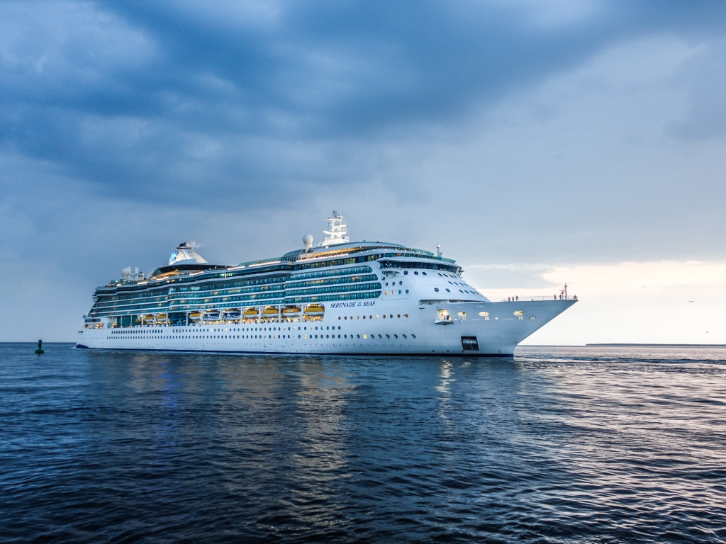 Большой круизный лайнер Serenade of the Seas в море 