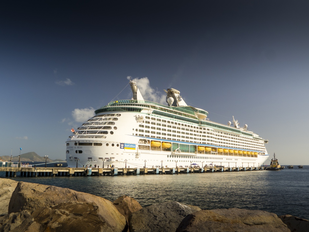 Большой круизный лайнер в море 