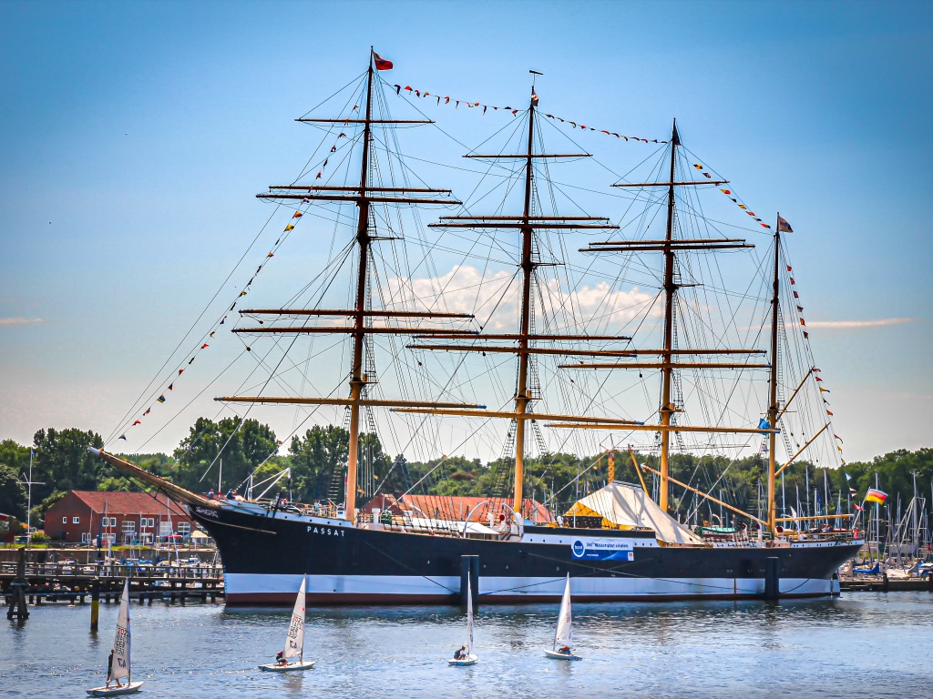 Большой фрегат с опущенными парусами